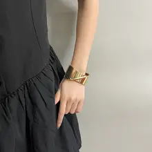 レトロな高級感のあるメタリック光沢幅広バングル【シンプルな冷淡スタイル・個性的な女性用アクセサリー】