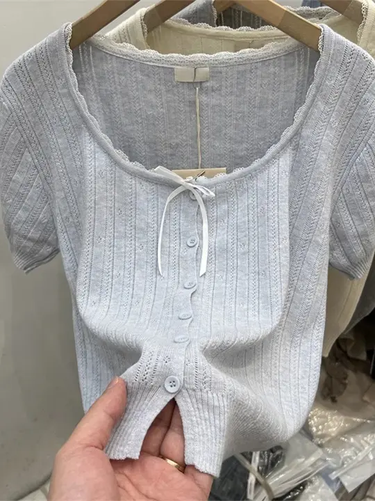 短丈ニットトップス【レース付き・デザイン性あり・夏用・女性用・ボタン付き】