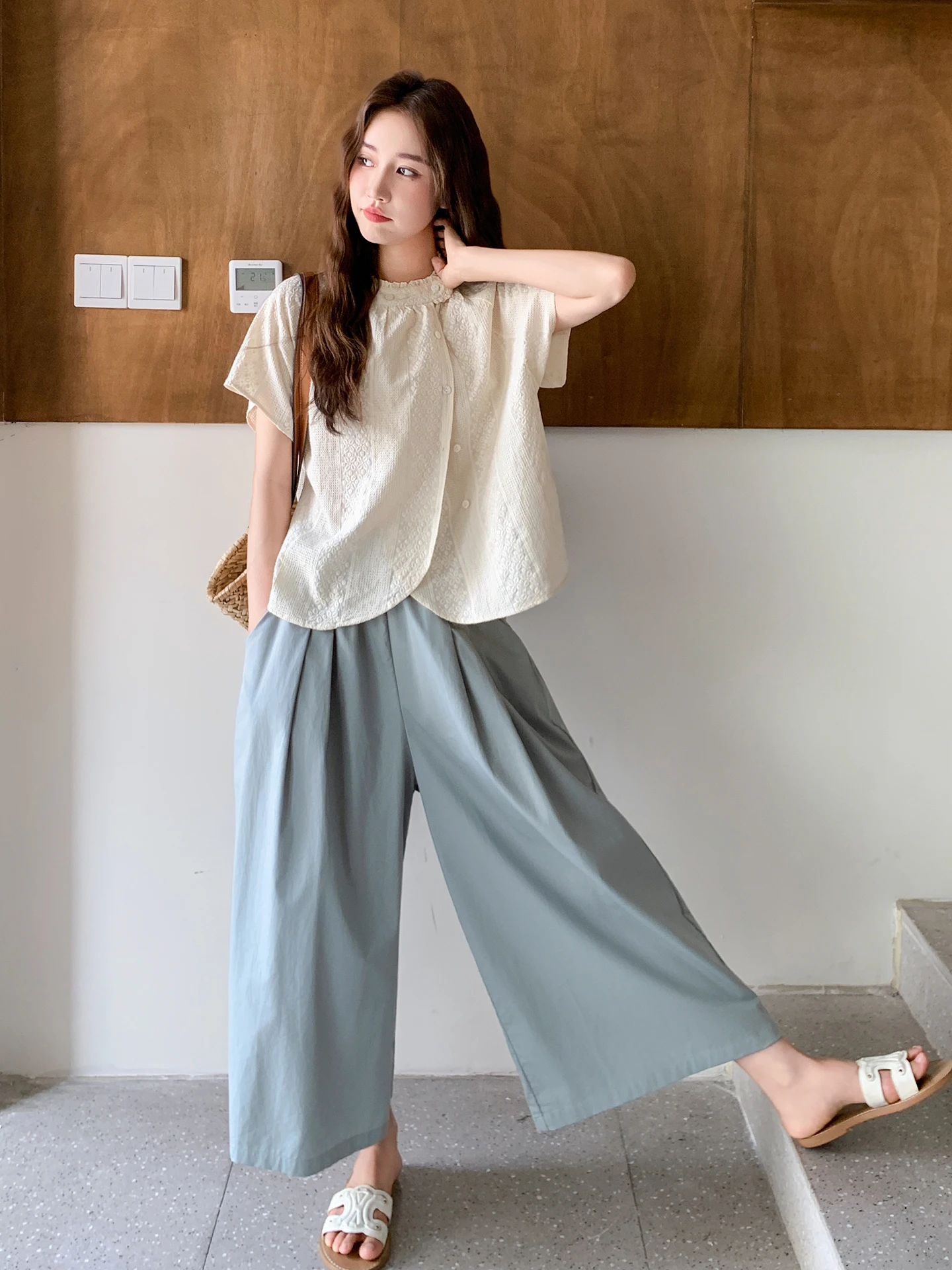 1週間コーデ 着回しで失敗しない方法は？美しい柄のショートスリーブシャツとワイドパンツのスタイリッシュセットが答えになる