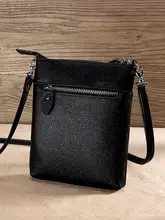 シンプルなデザインの牛革製クロスボディポーチ【男女兼用・カジュアル・ファスナー付き】