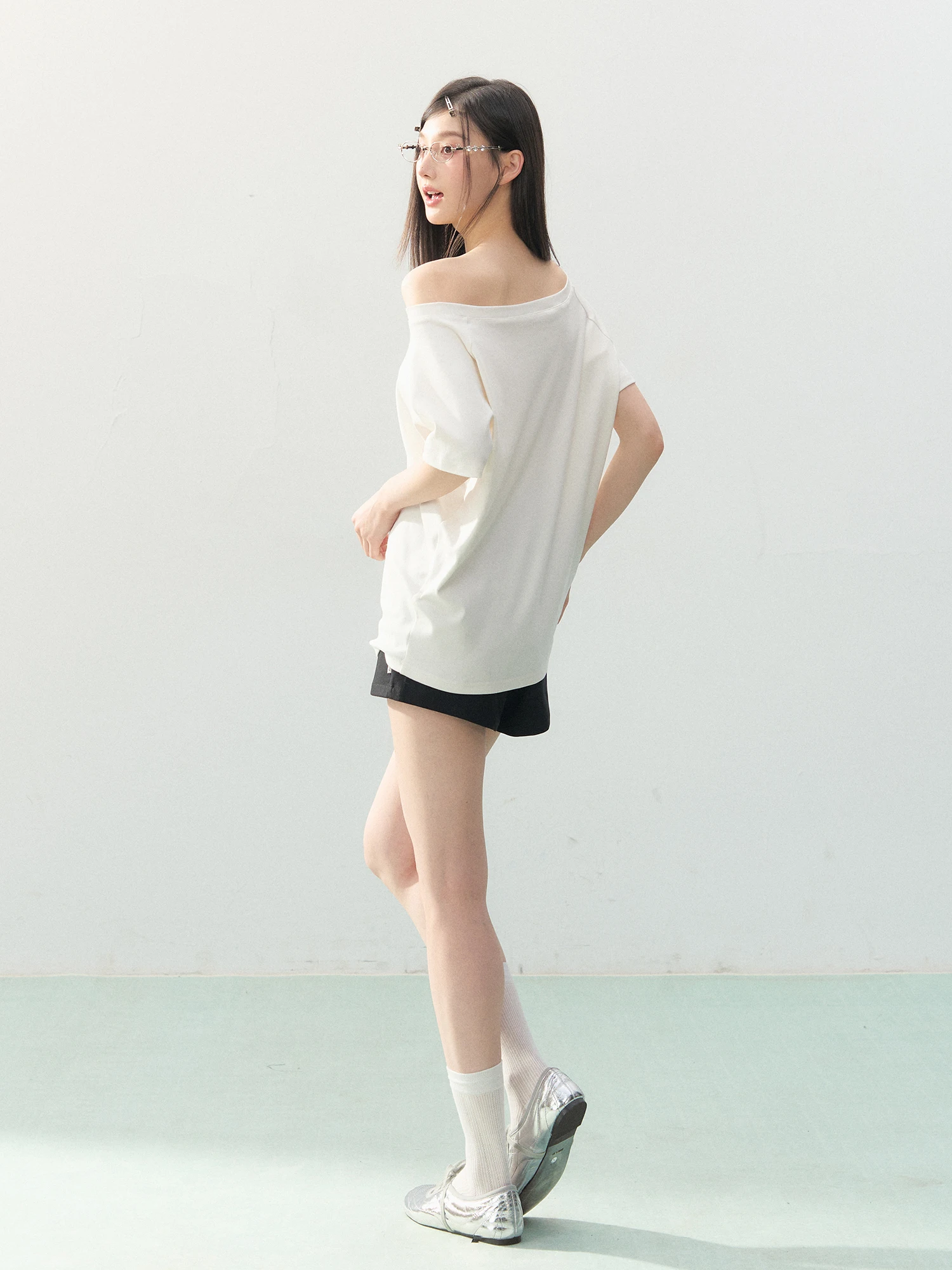 斜め肩デザインの夏用Tシャツ：韓式スタイルの宽松型デザインと通勤・校园シーンでの実用性