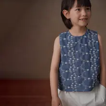 薄手のブルー刺繍タンクトップとショートパンツの女児用夏服（セットアップ対応）