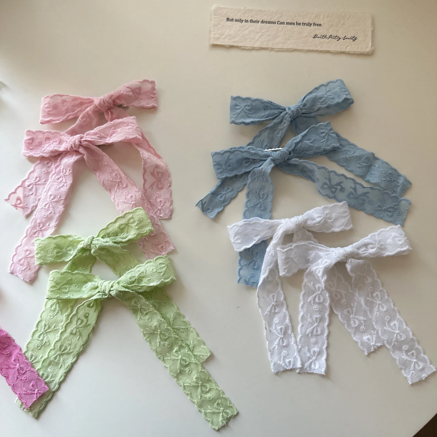 刺繍リボンヘアクリップ：バレエ風ティアラデザインでダブルポニーテールを完成
