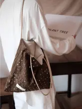 春のおしゃれな緑と金のラメが映える女性用ショルダーバッグ【通勤・旅行用・大容量】