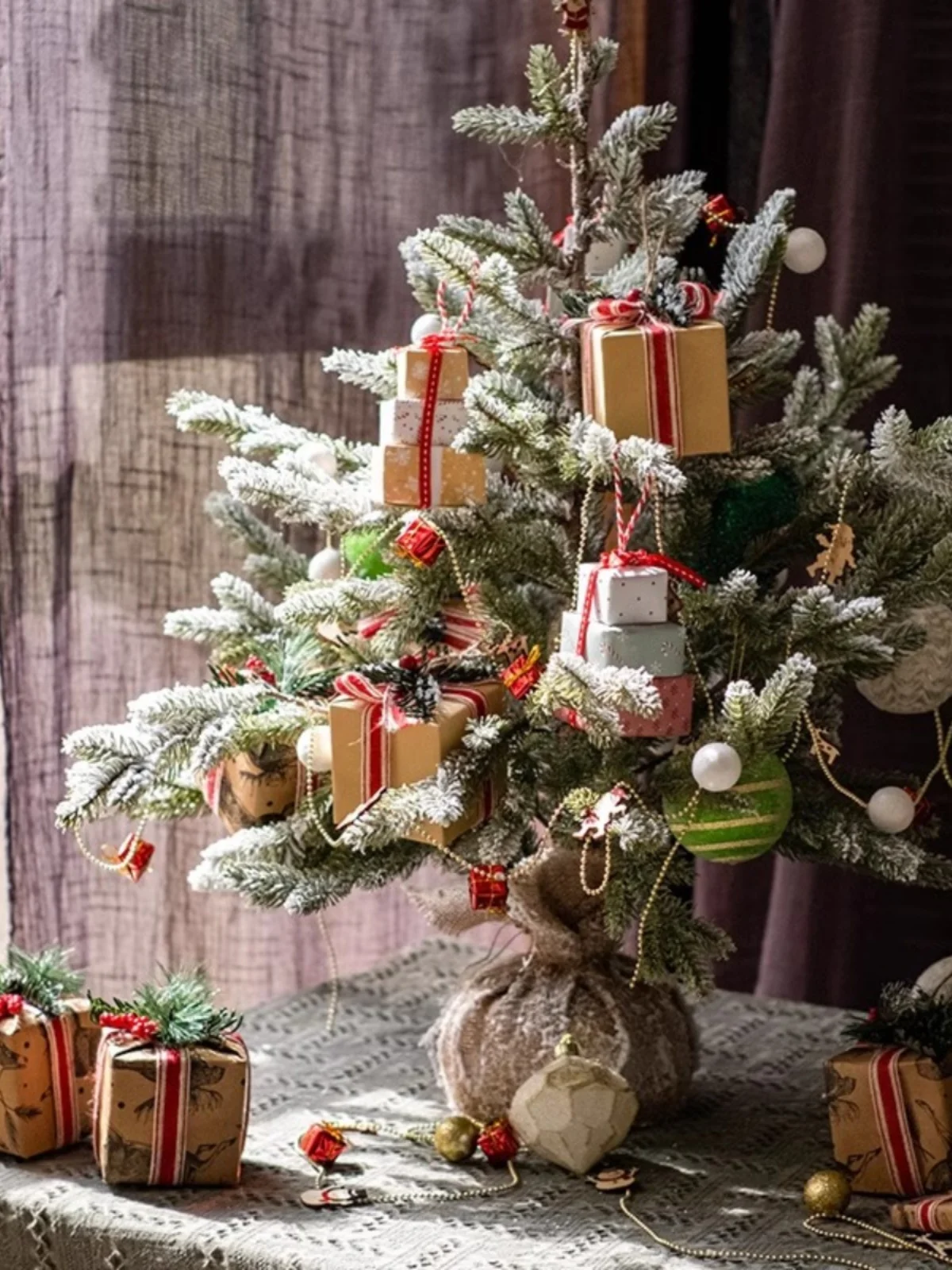 クリスマスギフトボックス：シーンセッティングと雰囲気作りに最適な装飾用アイテム