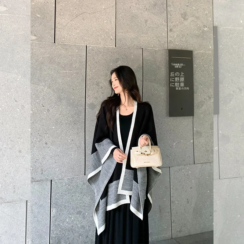 スカーフとスーツを組み合わせるとき、どうやって着るの？