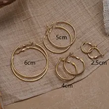 ゴールドカラーの大きな丸型イヤリング【ユニークデザイン・洗練された印象】