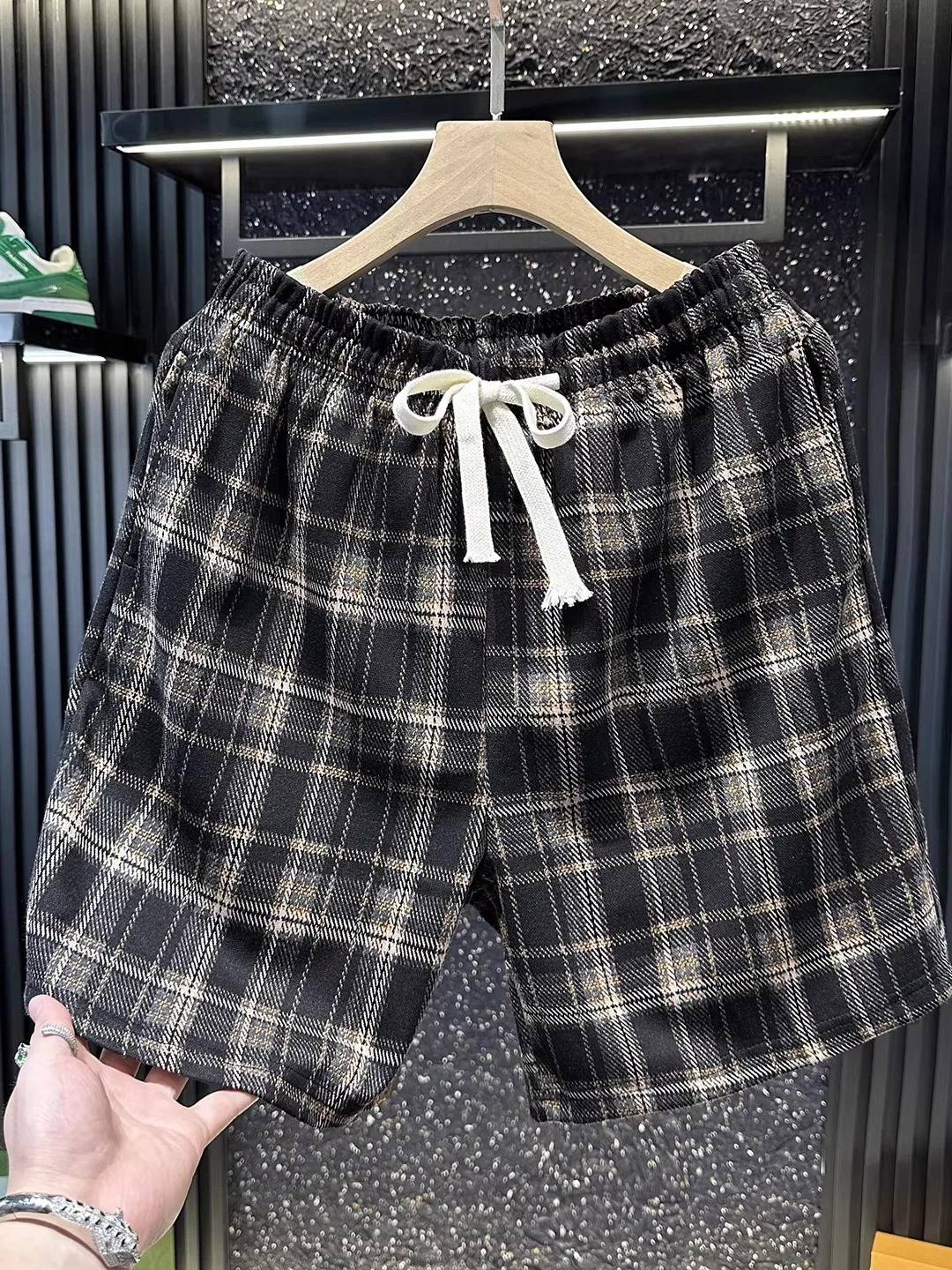 ブラックホワイトチェックショートパンツ：夏のカジュアルコーデに最適なビンテージスタイル