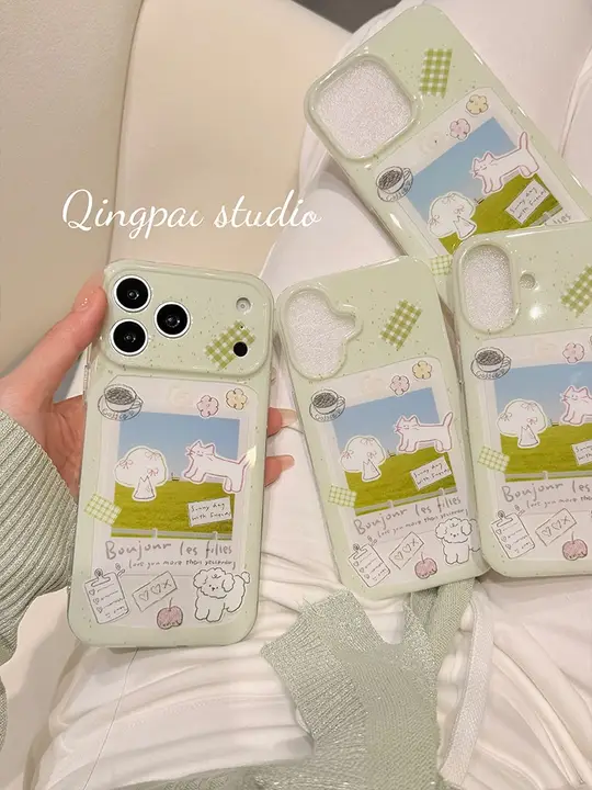 かわいい猫と犬デザインのスマホケース用ステッカー【草地風景・多層デザイン・iPhone対応】