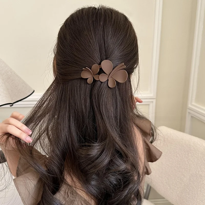 ダックビルクリップヘアアクセサリー：黒いやつがおすすめな理由と実際の使い方