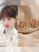 秋冬向け 気品溢れるレッドカメリアイヤリング【穴あけ不要・小さなストーンデザイン】