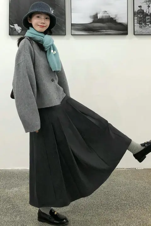 深い灰色のウール調スカート【高腰・Aライン・プリーツ・秋冬用・ミディ丈】