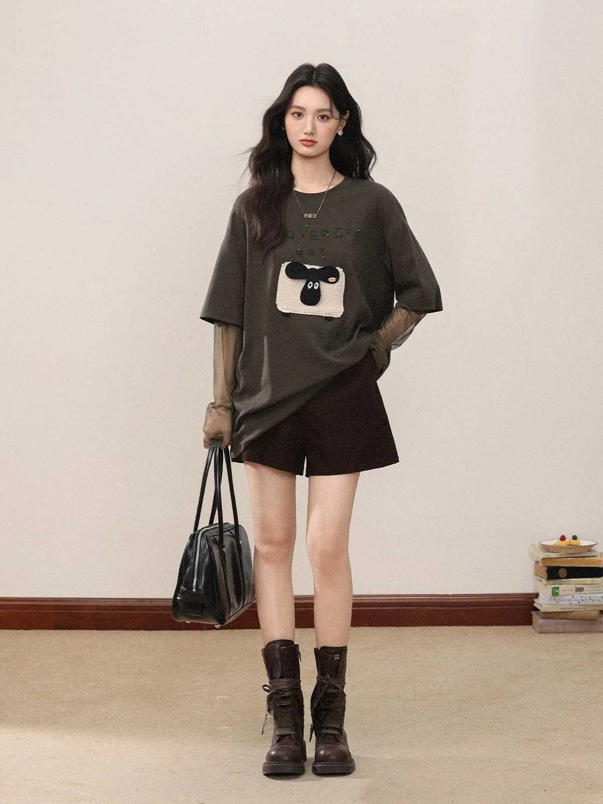 カフェ色のメッシュTシャツをどう選ぶ？小香風のモードスタイルが通勤や日常で活きる理由