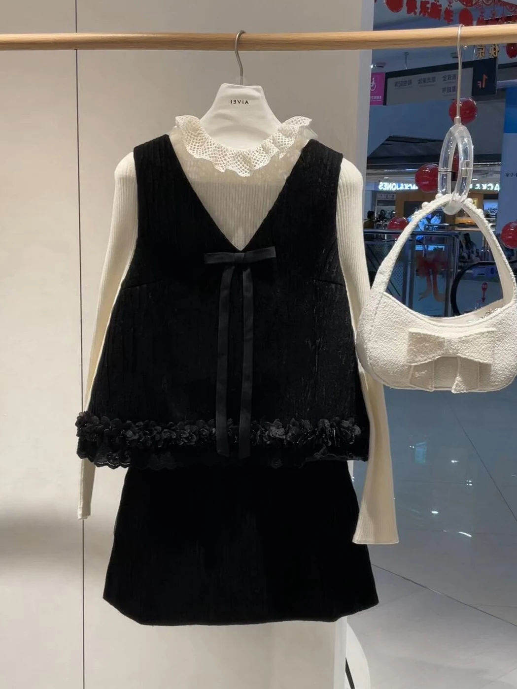 ニットタンクトップとミディスカートの春夏コーデ：女性向けの軽奢風セットアップガイド