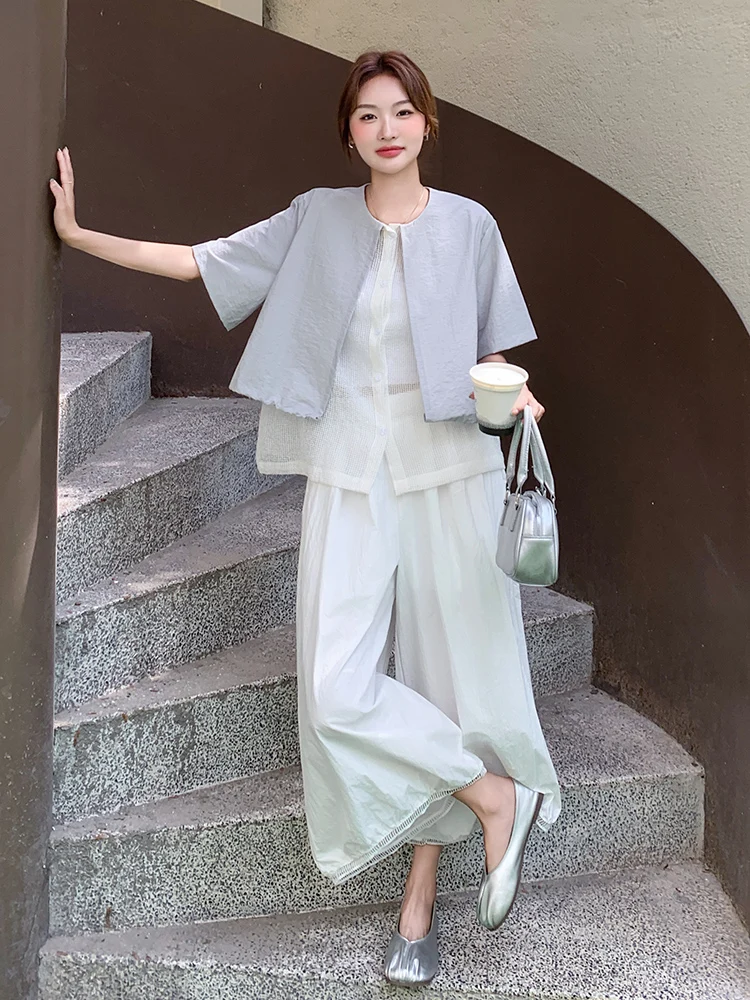 感漂う夏のコーディネート：デザイン性のある接ぎ合わせトップスとワイドパンツのセットアップ