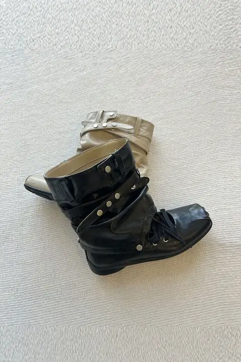 おしゃれなデザインのひも付きブーツ【スクエアトゥ・折り畳み可能・トレンドスタイル】