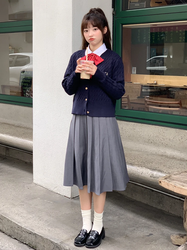 大人可愛いの本質とは？グレープリーツスカートで実現する優しさのスタイル