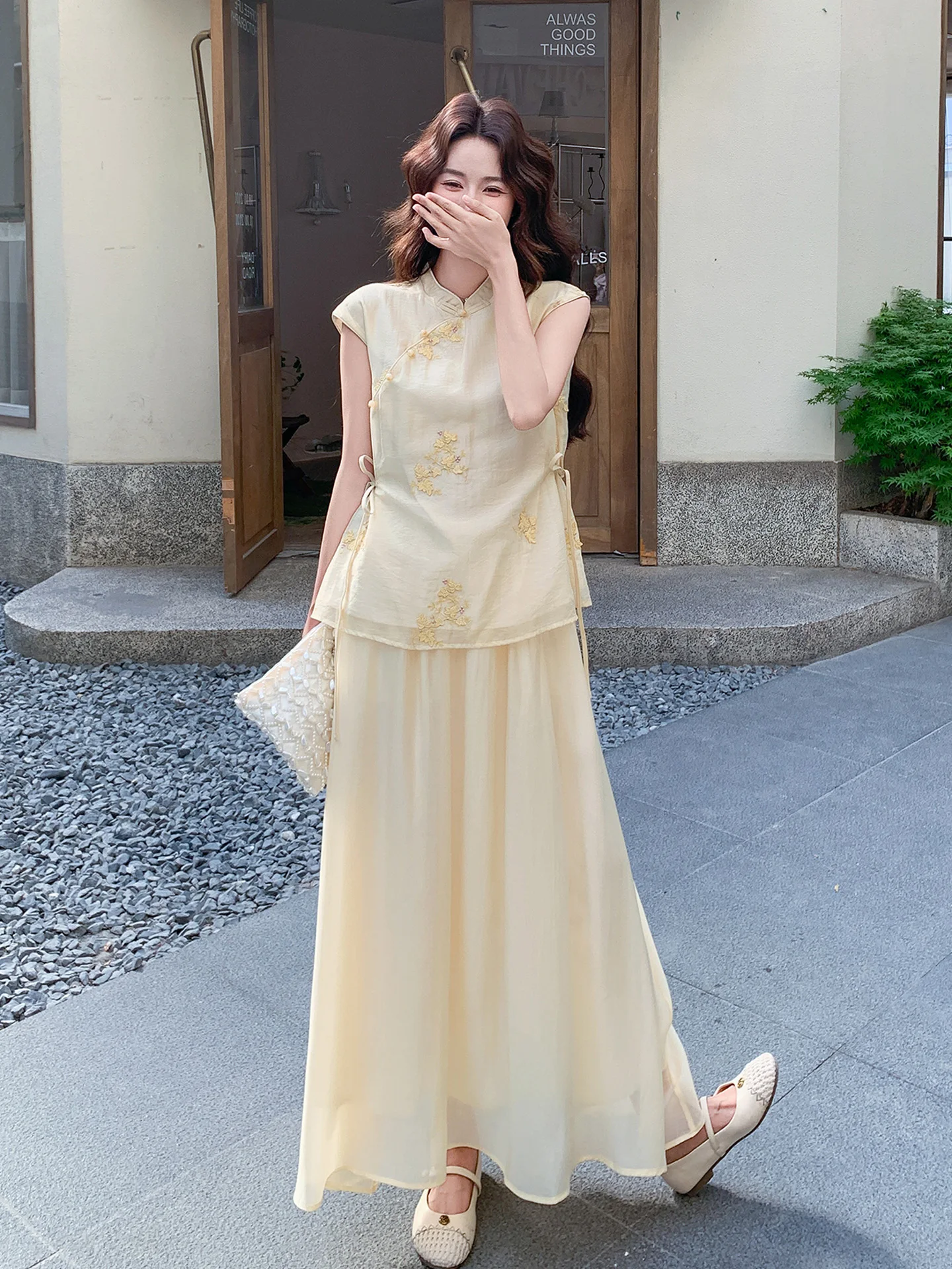 20代後半女性が今、選ぶべき「気質アップ」スタイルは？優雅な中国風刺繍ブラウスとスカートの魅力とは