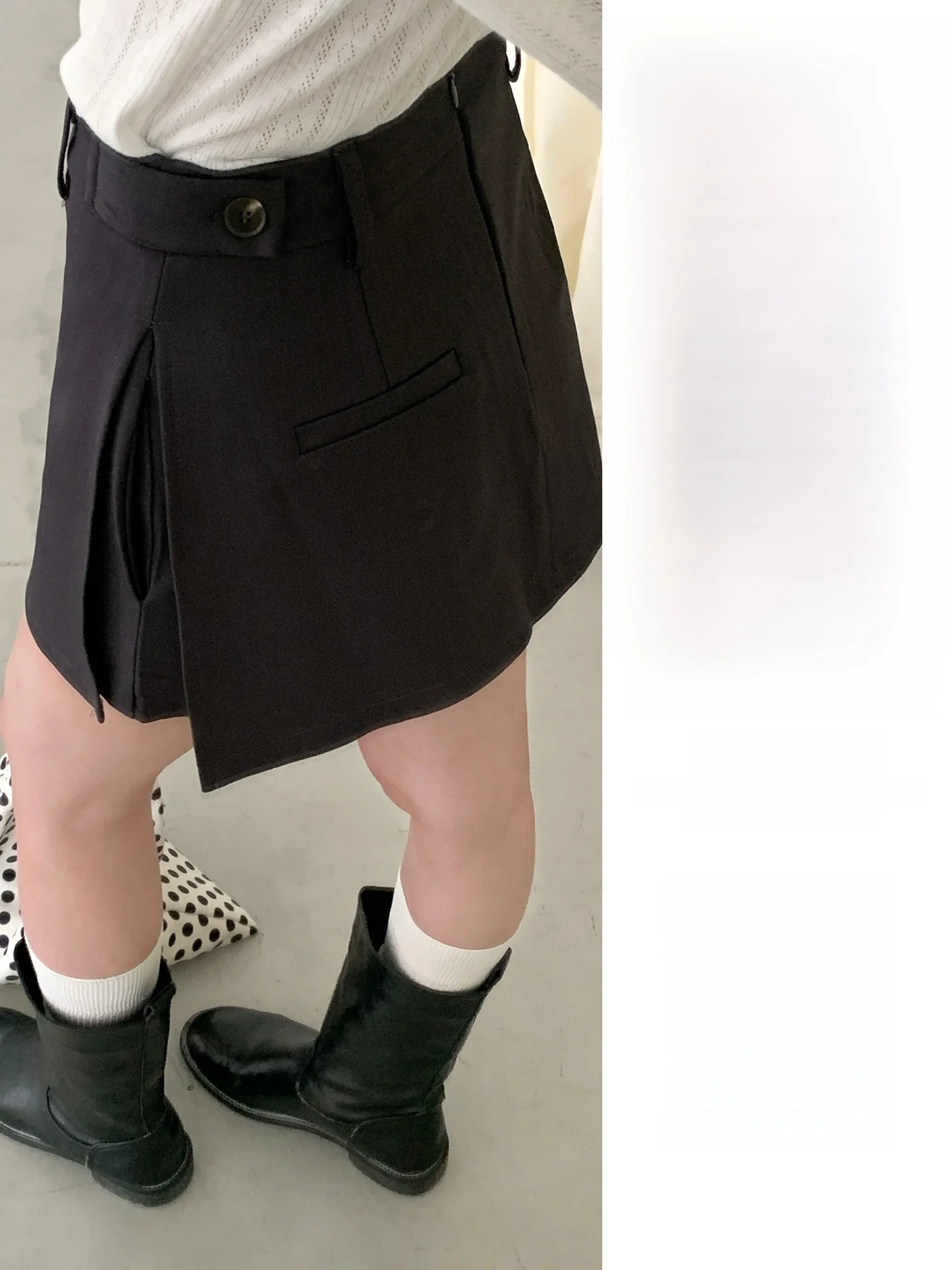 低身長 ぽっちゃり コーデで高さを演出するには？深灰色ミニスカートが解決する3つの理由