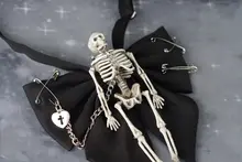 ダークな雰囲気の大羽根付きスカルリボン【ハロウィン用・手作り・不良JKスタイル】