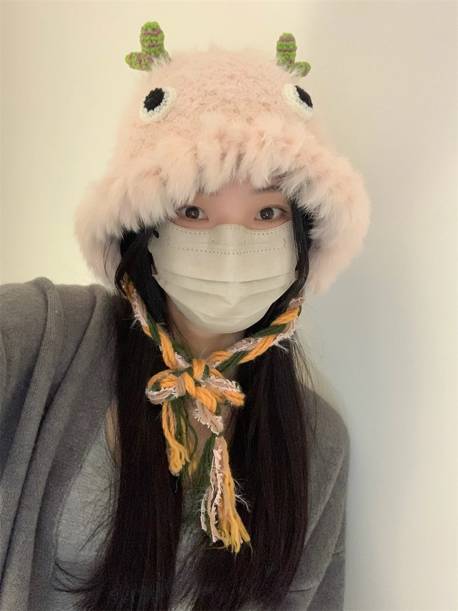 可愛いウサギの毛のキャラクター耳あて帽子は秋冬にどのようなシーンで活用されるのか