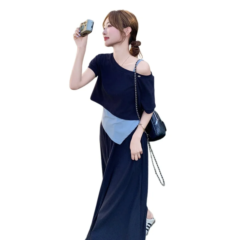 6月に合うレディースファッション：深青色斜め肩Tシャツとフレアスカートのセットアップ