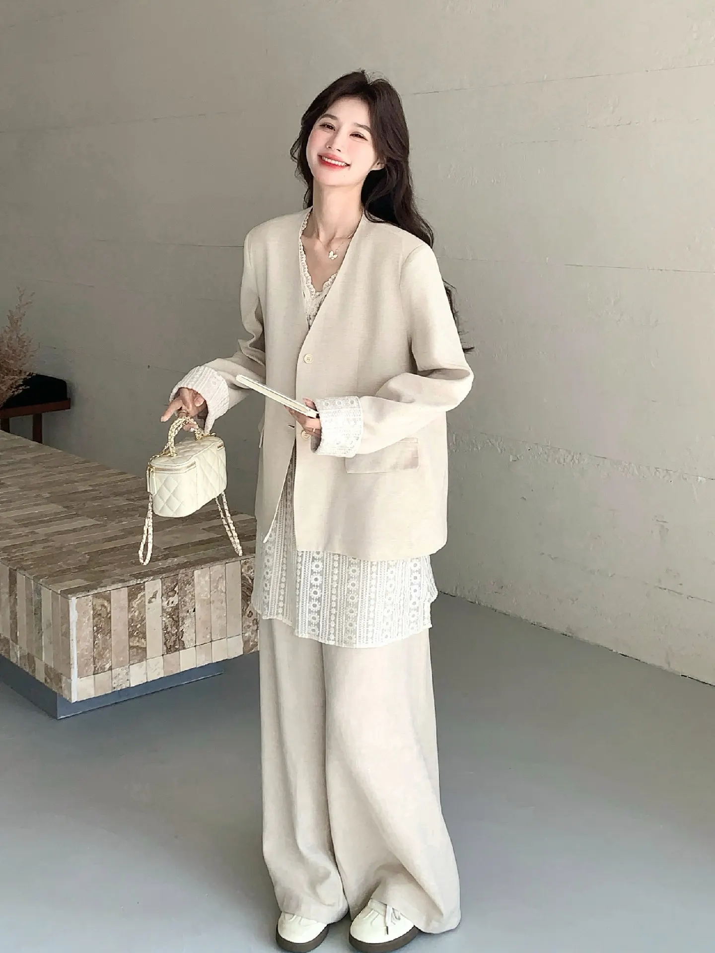 40代のデート服秋冬：米色カジュアルスーツの実用性と着こなしのポイント
