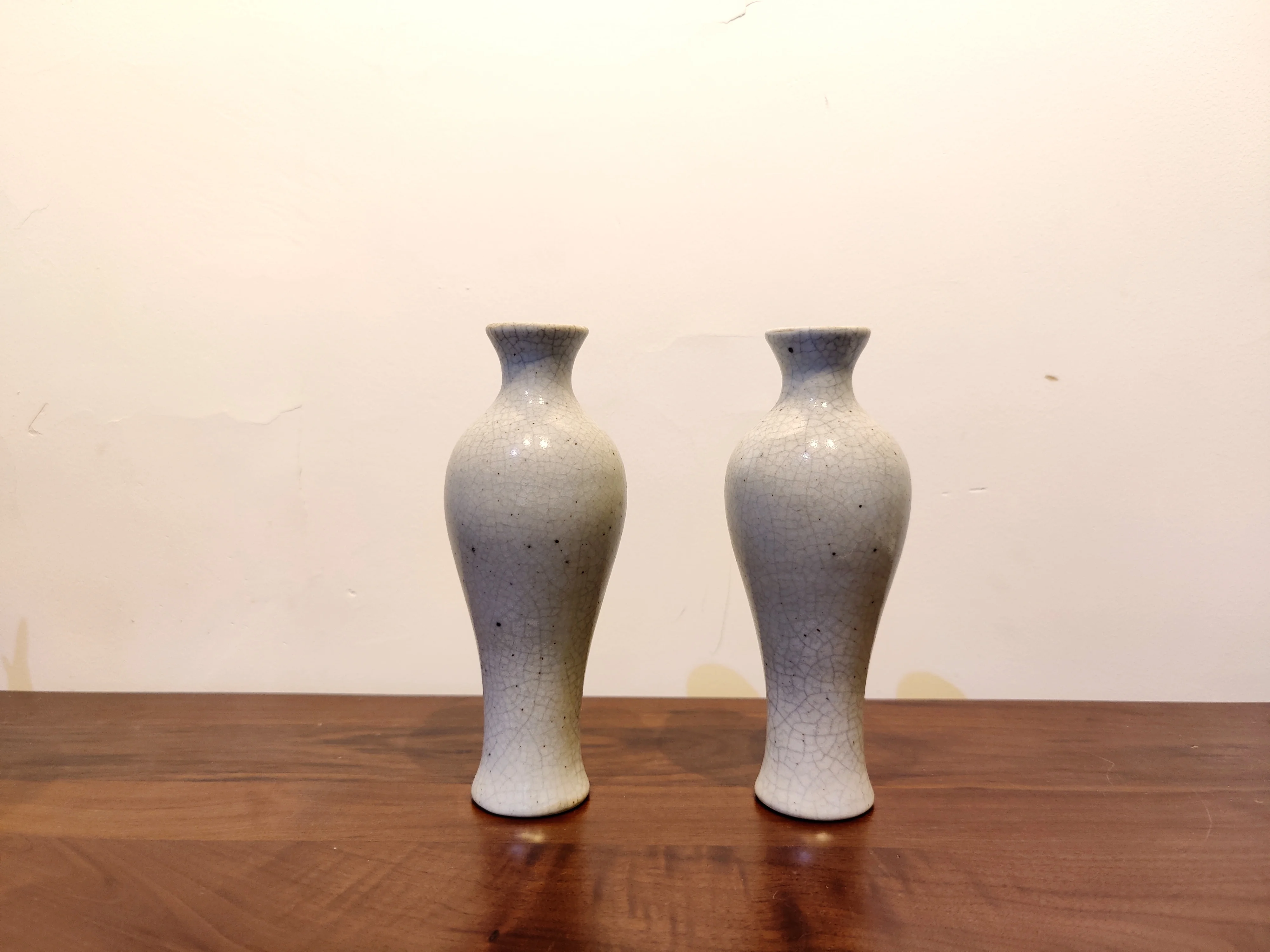 清朝末期の德化潮州窯花瓶【仿哥窯金絲鉄線文・観音浄瓶】：生けやすい花瓶としての実用性とデザインのバランス