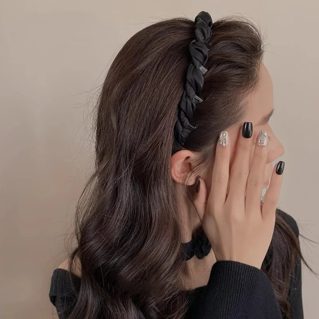 サファリハット ヘアアレンジ：高い頭頂部のヘアバンドが日常使いにどう貢献するか
