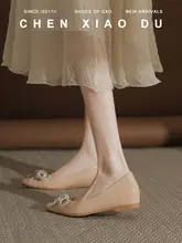 尖ったトゥのエナメル素材のピンクスリッポン【内蔵ヒール・水晶装飾・リボン付き】