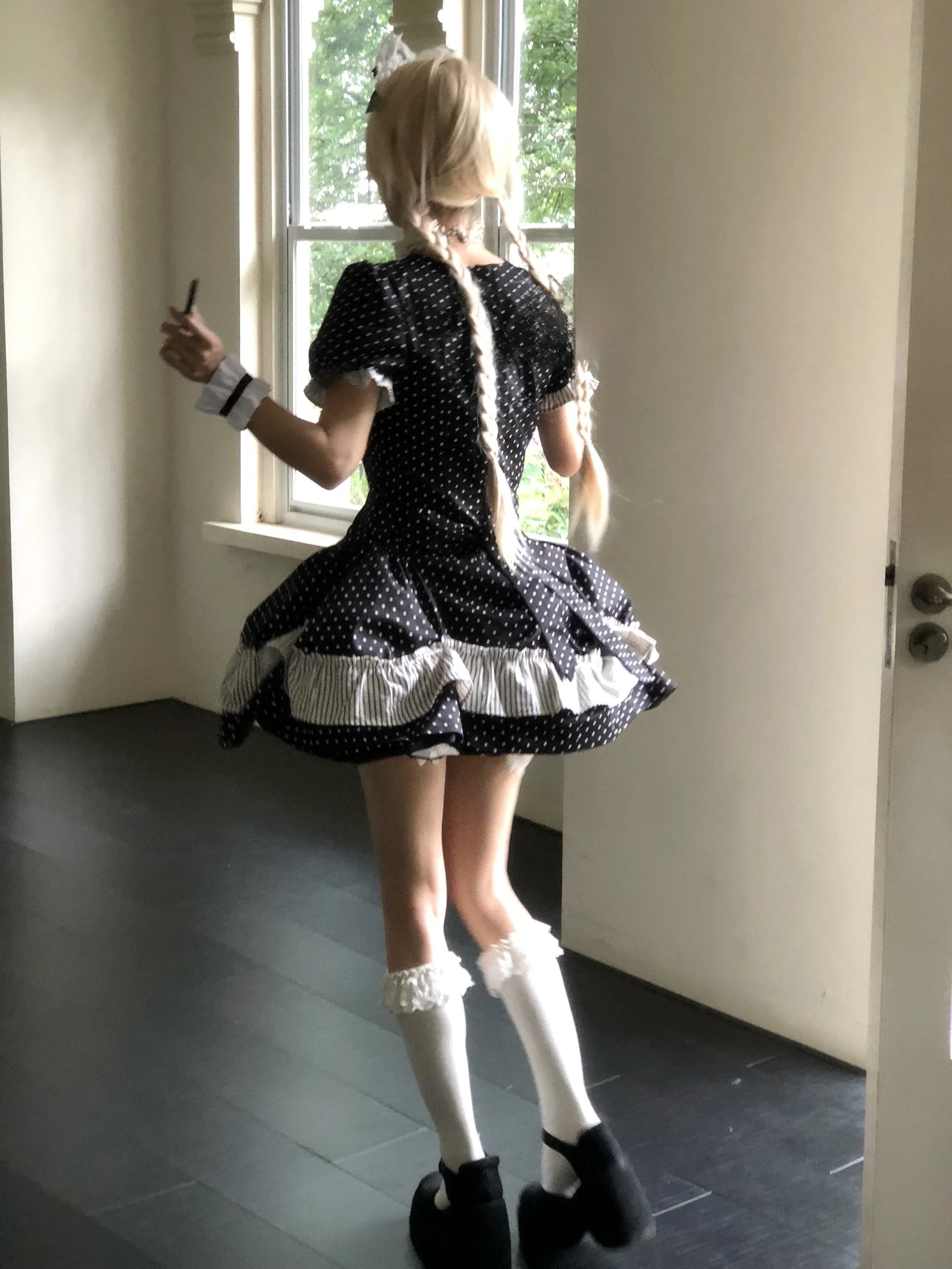 バブルスリーブの黒い星柄ドットティアードスカートワンピース：メイドチェキ風の公主風スタイルを実現