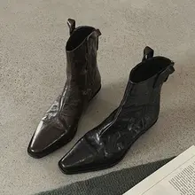 真皮製の尖ったVカット女性用ウエスタンブーツ【レトロデザイン・シワ加工・太ヒール・ショートブーツ】