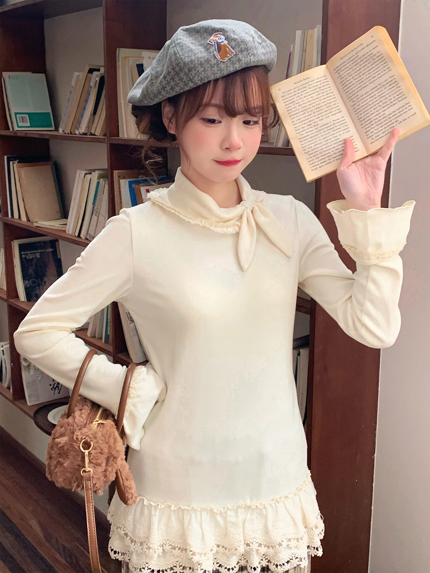春のかわいいリボン付きうさぎ耳長袖Tシャツ【アイボリー・レースデザイン】