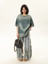 水洗い加工のデニム風刺繍入り半袖Tシャツ【ゆったりしたフィット・リトロデザイン】