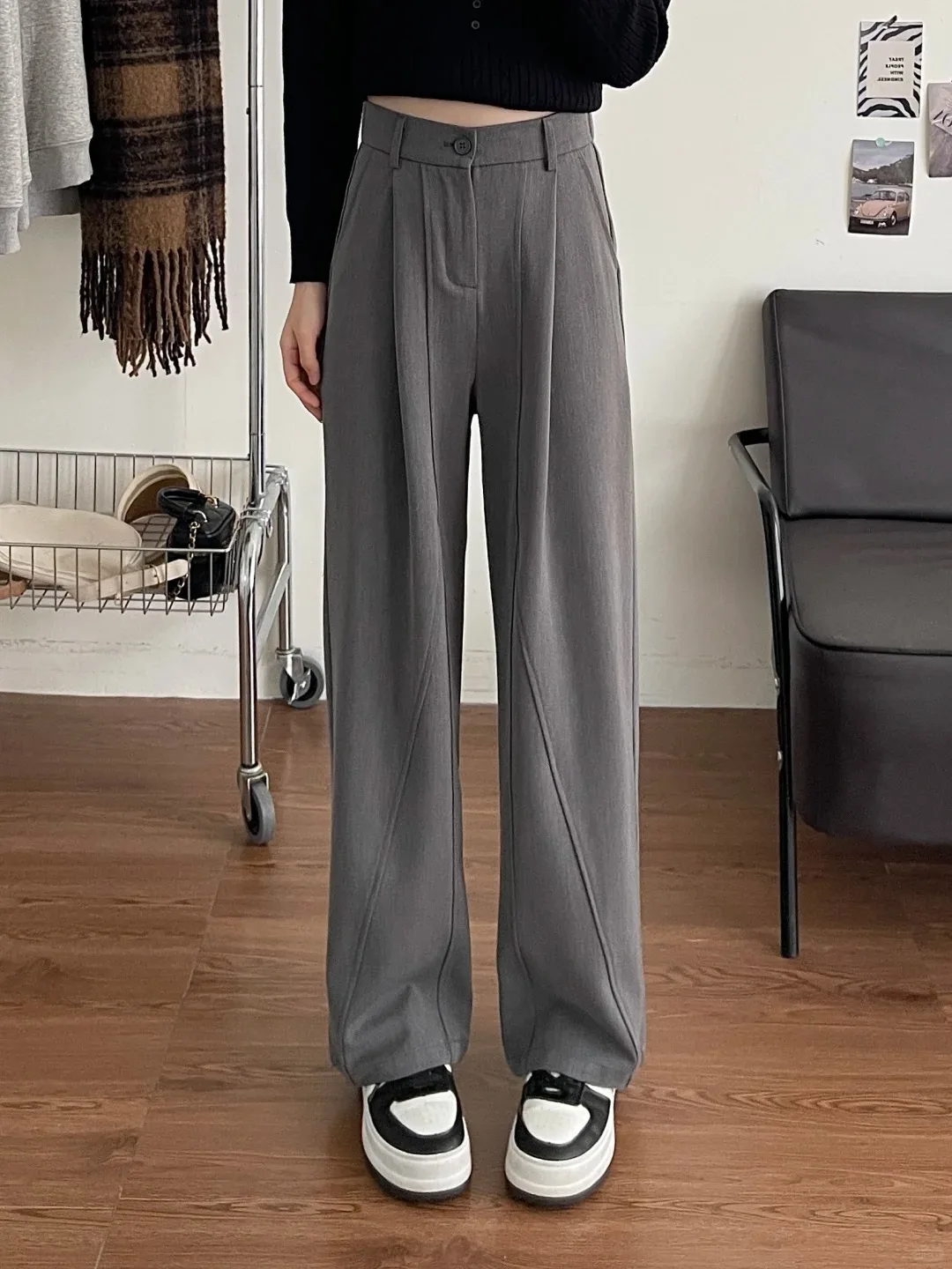 グレーの大きいサイズのパンツ：ストレートで長めの丈が実用的な通勤スタイルを実現