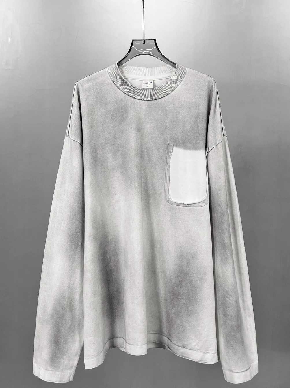 黒Tシャツが色褪せするのを防ぐには？Artiemasterのダメージ加工長袖Tシャツが解決する理由