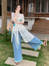 白色レース短袖重ね着ベストとデニムワイドパンツの夏の女性向けコーディネート（セットアップ対応）