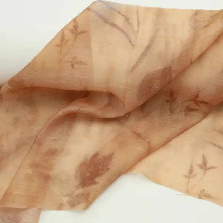 薄手透け感のあるテクスチャー！カラメルブラウンの葉柄染め化学繊維天絲生地【漢服用】