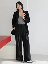 洗練された印象の女性用ジャケットとワイドパンツのコーディネート（セットアップ対応）