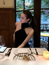バックレスデザインのブラックニットタンクトップ【女性用・フィット感あり・オフショルダー】