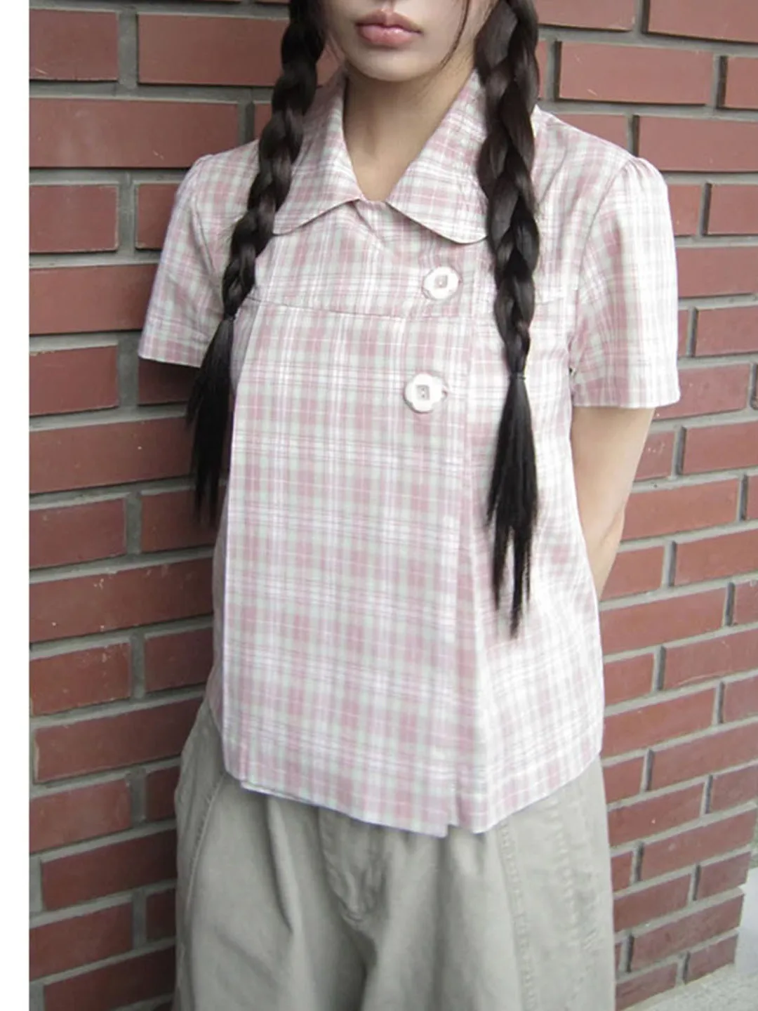 レトロな学院風デザインのドールカラー花モチーフチェック柄ブラウス：日常着に最適な復古風チェックスタイルの実用性解析