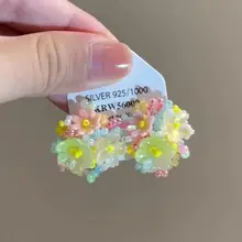 カラフルな花モチーフの刺繍イヤリング【ビーズ付き・甘美なデザイン・女性用】