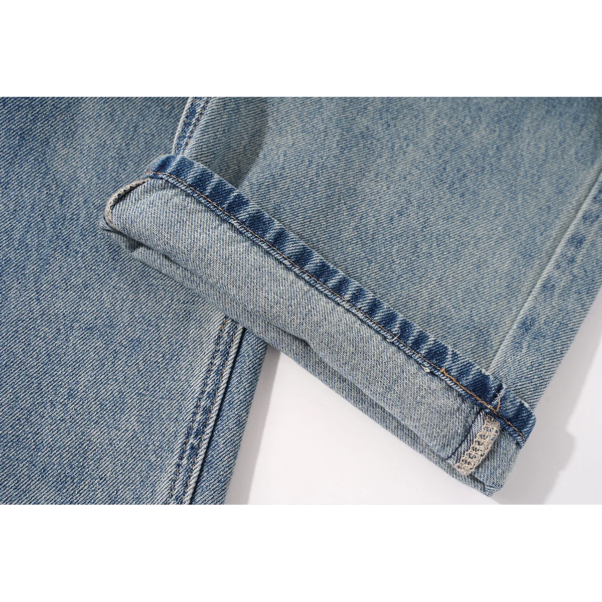 ハイウエスト デニムワイドパンツ：レトロスタイルとダメージ加工が特徴のライトブルージーンズ