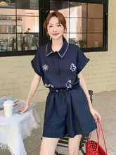深い青色の刺繍入りオーバーオール風つなぎ服【ウエストシェイプ・ワイドレッグ・小柄向け】