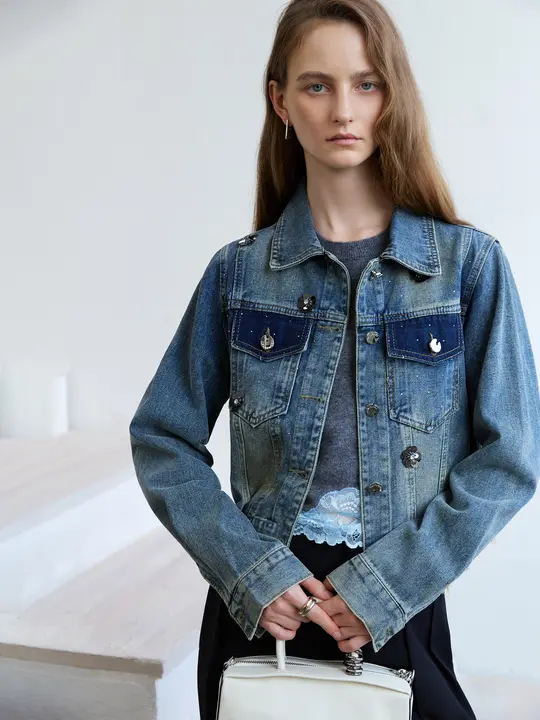 立体的なビーズ装飾花柄のブルーウォッシュデニムジャケット【女性用・秋季・ショート丈】