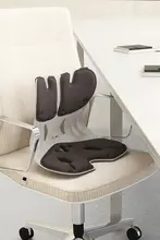 快適なオフィス環境を実現！エルゴノミクスデザイン 腰用クッション【背もたれと一体型】