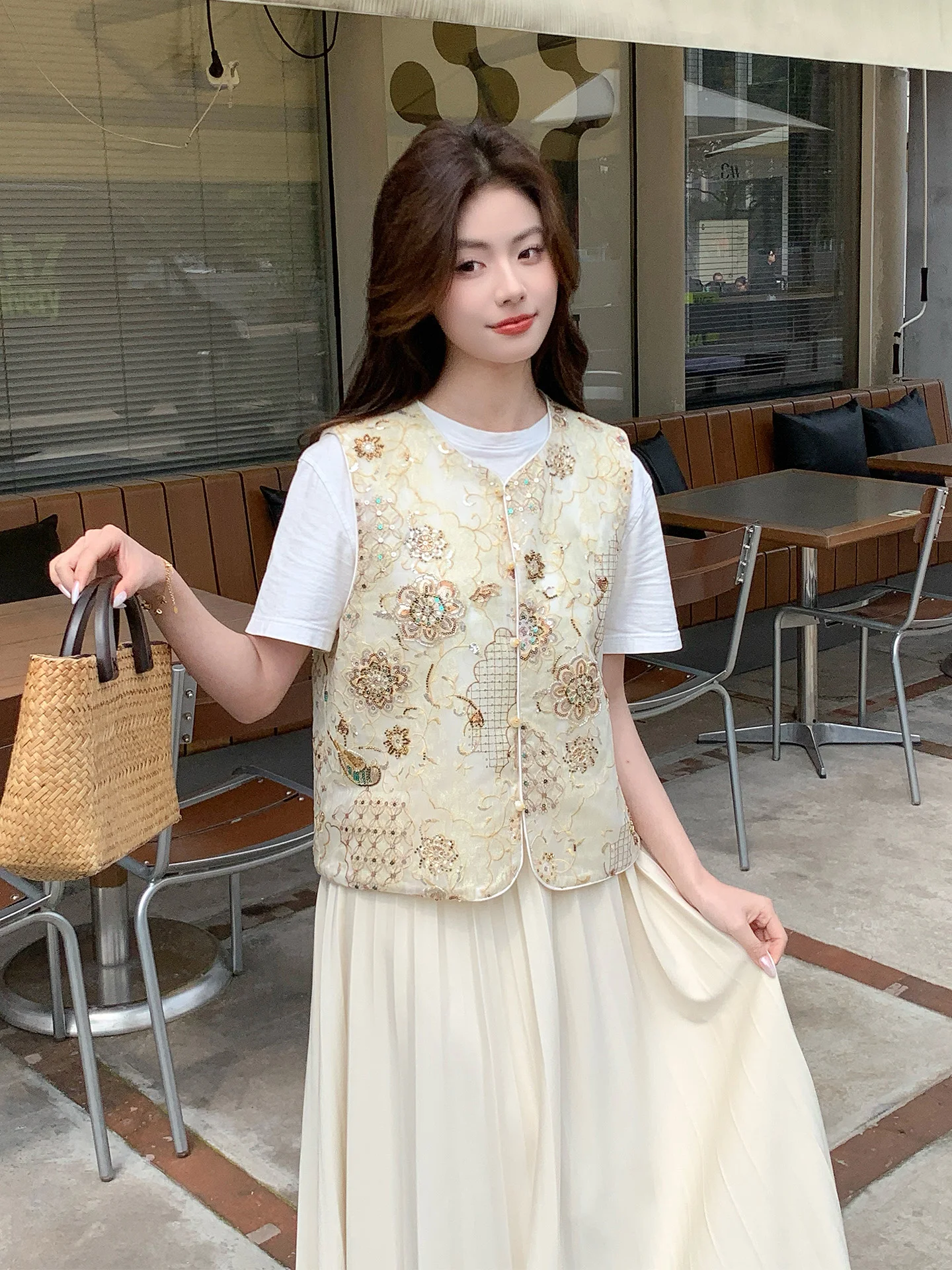 刺繍チュニックの定義とは？通勤風の植物花卉パターンが特徴の女性用ガウンベスト