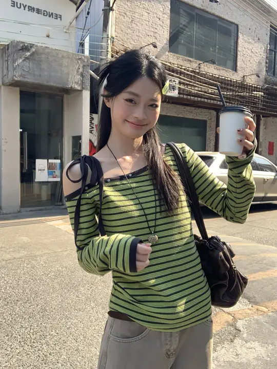アボカドグリーンストライプワンショルダー長袖Tシャツ【女性用・スリムフィット・春用・リベット付き】
