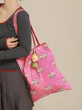 可愛いカートゥーンデザインのピンク布製ショルダーバッグ【折りたたみ可能・大容量】