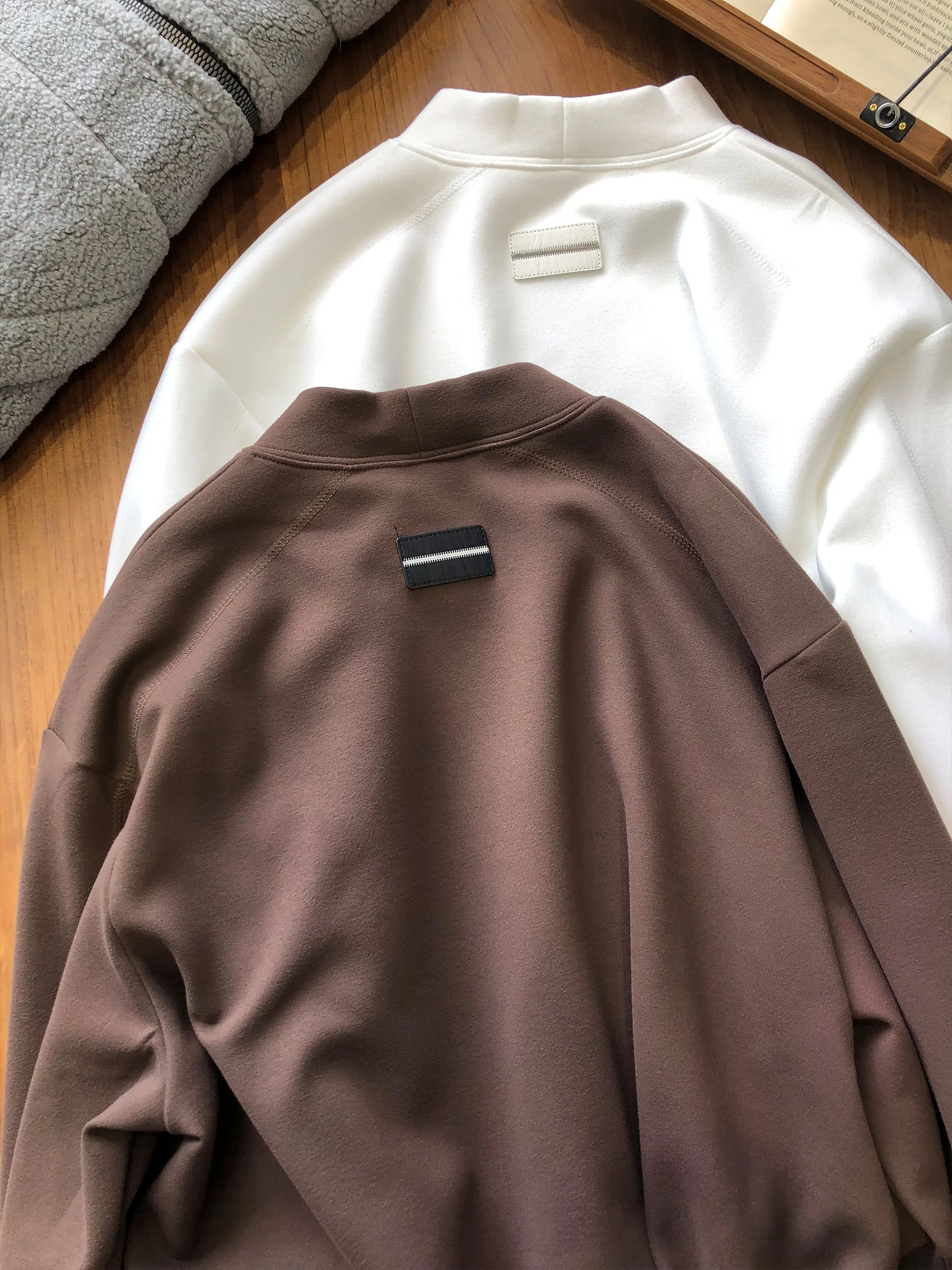 白Tシャツ 羽織るもの メンズ：極上の柔らかさと保温性を備えたハイネック長袖Tシャツ